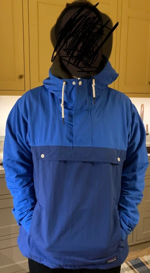Anorak patagonia isthmus - Nästan oanvänd anorak/ skaljacka i strl l. Patagonien Isthmus. I olika blå toner.  Nypris 1599kr