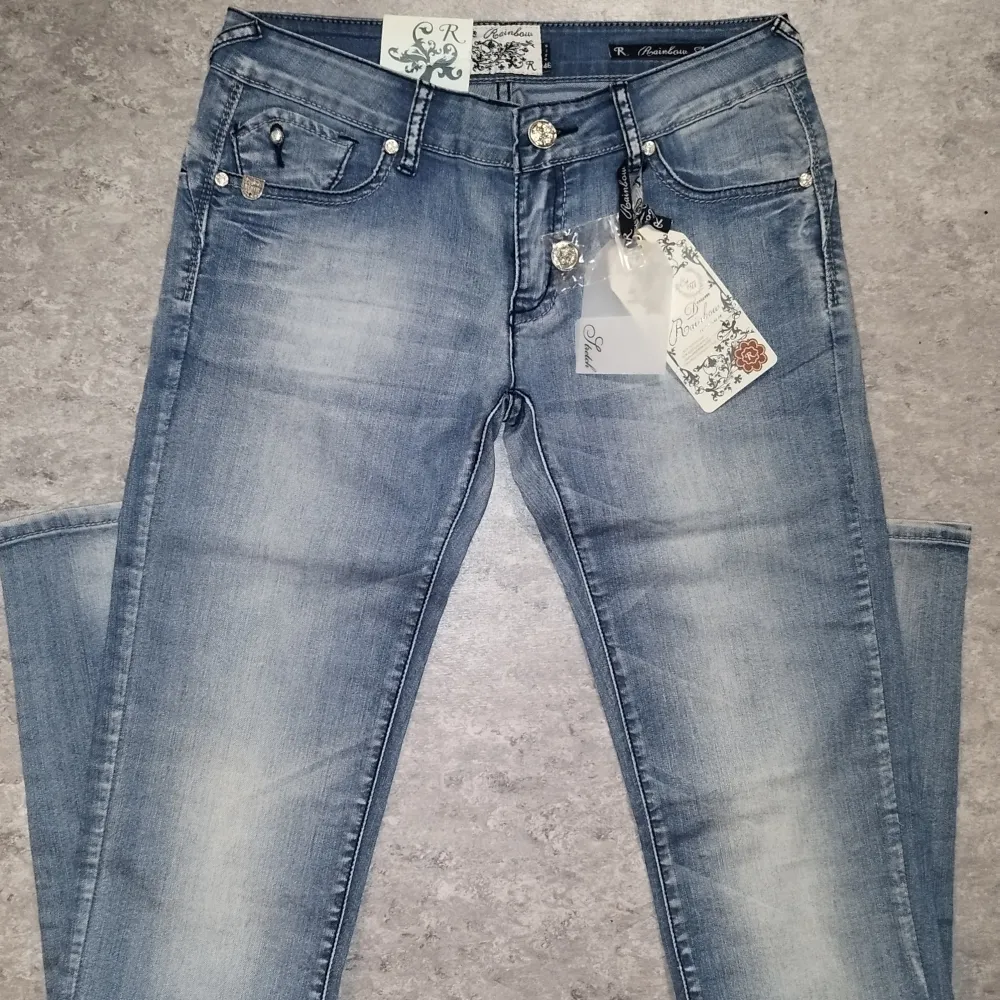 Supersnygga jeans från Italien. Storlek 42. Helt oanvända! Nyskick!  Nypris: 799 kr.. Jeans & Byxor.