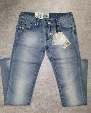 Supersnygga tunna jeans, Strl 42. - Supersnygga jeans från Italien. Storlek 42. Helt oanvända! Nyskick!  Nypris: 799 kr.