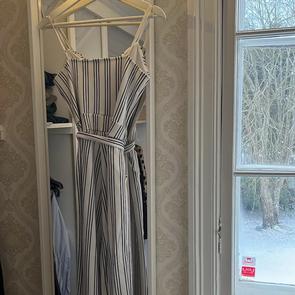 Hej, säljer denna superfina jumpsuit från ONLY i strl M (skjusterbar i både midja och axelband så kan passa ner till strlk XS)🥰 Passar mig bra som vanliga fall brukar ha XS/S! Knappt använd och i perfekt skick!💞 Köpare står för frakt💓. Muu.