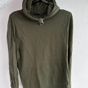 Huvtröja  - I gott skick.  En bekväm och stilren huvtröja som passar perfekt för de lite kallare årstiderna. Mjukt och varmt material som håller dig värmd och bekväm under hela dagen. Klassisk och tidlös färg som passar till många olika outfits.  Lite oversized.