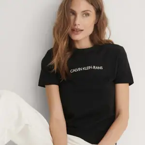 Ny Oanvänd Calvin Klein T-shirt. Storlek XS. Nypris köpt för 349kr.  Skriv gärna vid fler frågor! 