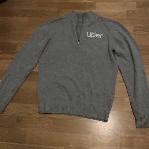 Halfzip från uber - Sjukt skön och trendig half-zip från Uber i grått. Bra jobbmöjligheter. Stå ut lite från massan. Prutbart vid snabb affär!