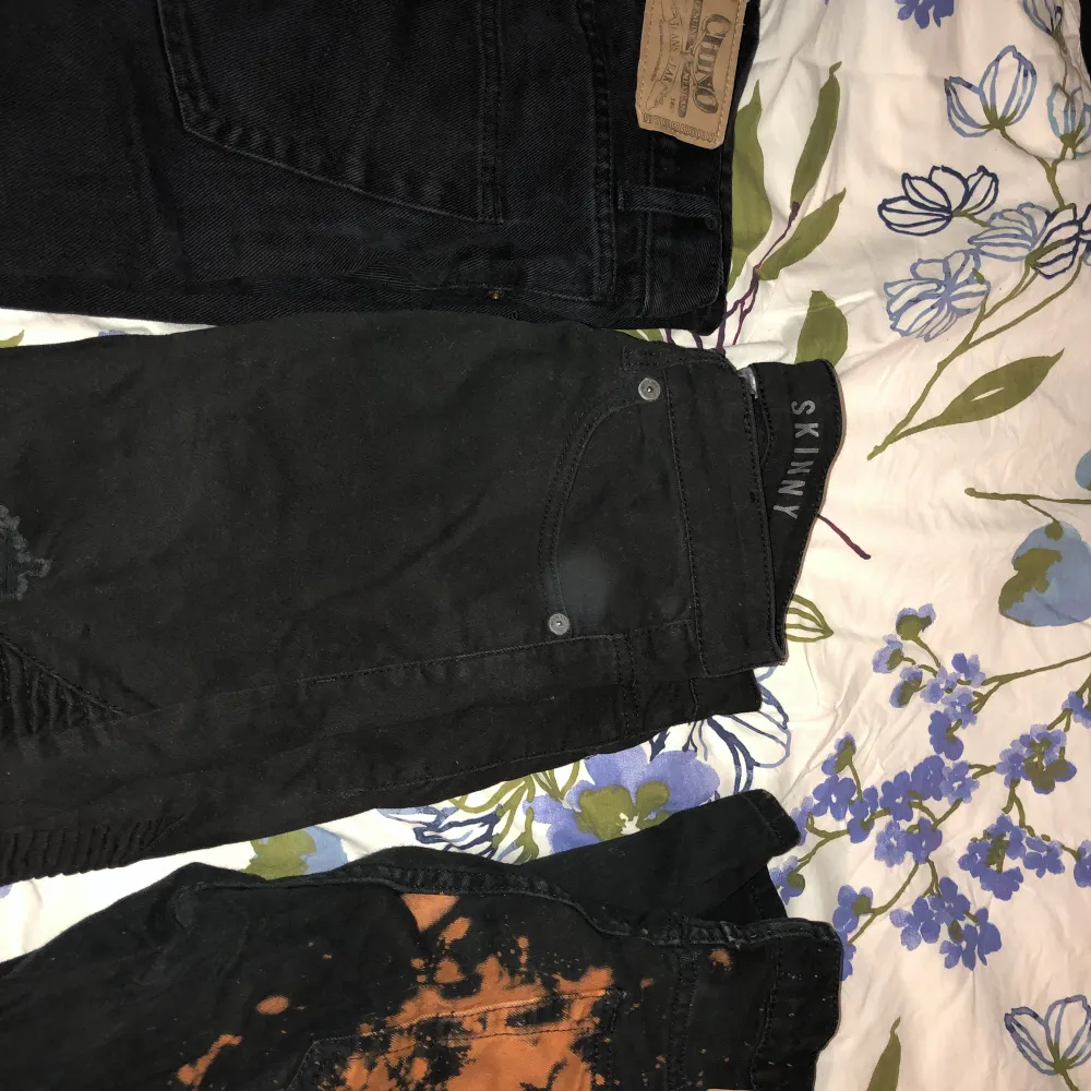 Svarta jeans Baggy jeans Motorcykel jeans som är ripped Blekta svarta jeans. Jeans & Byxor.