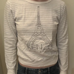 Kenzo tröja  - Vit randig kenzo tröja med silver broderi. Tröjan är i barnstorlek, 12-15 år!