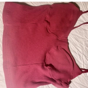 Topp - vinröd  - Snygg topp i fint mönster i vinröd färg. 