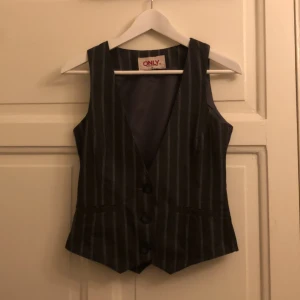 Väst - Mörka grå väst men vita detaljer