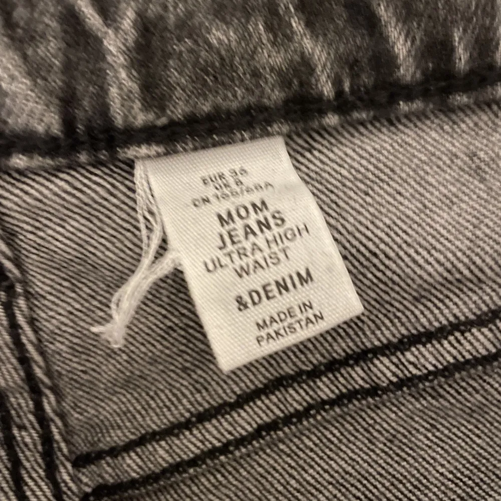 Säljer nu mina gråa mom jeans för att dom inte kommer till användning längre tyvärr, använda några gånger, fint skick! Pris kan diskuteras💗. Jeans & Byxor.