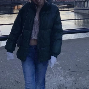 grön dun jacka - här säljer ja min fina gröna jacka som är perfekt nu för vintern. Den är i bra skick och jätte fin.