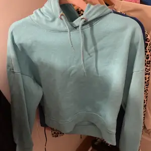 Säljer blå hoodie från lager 157 för att den inte kommer till användning tyvärr, använd någon gång bara, fint skick!💗