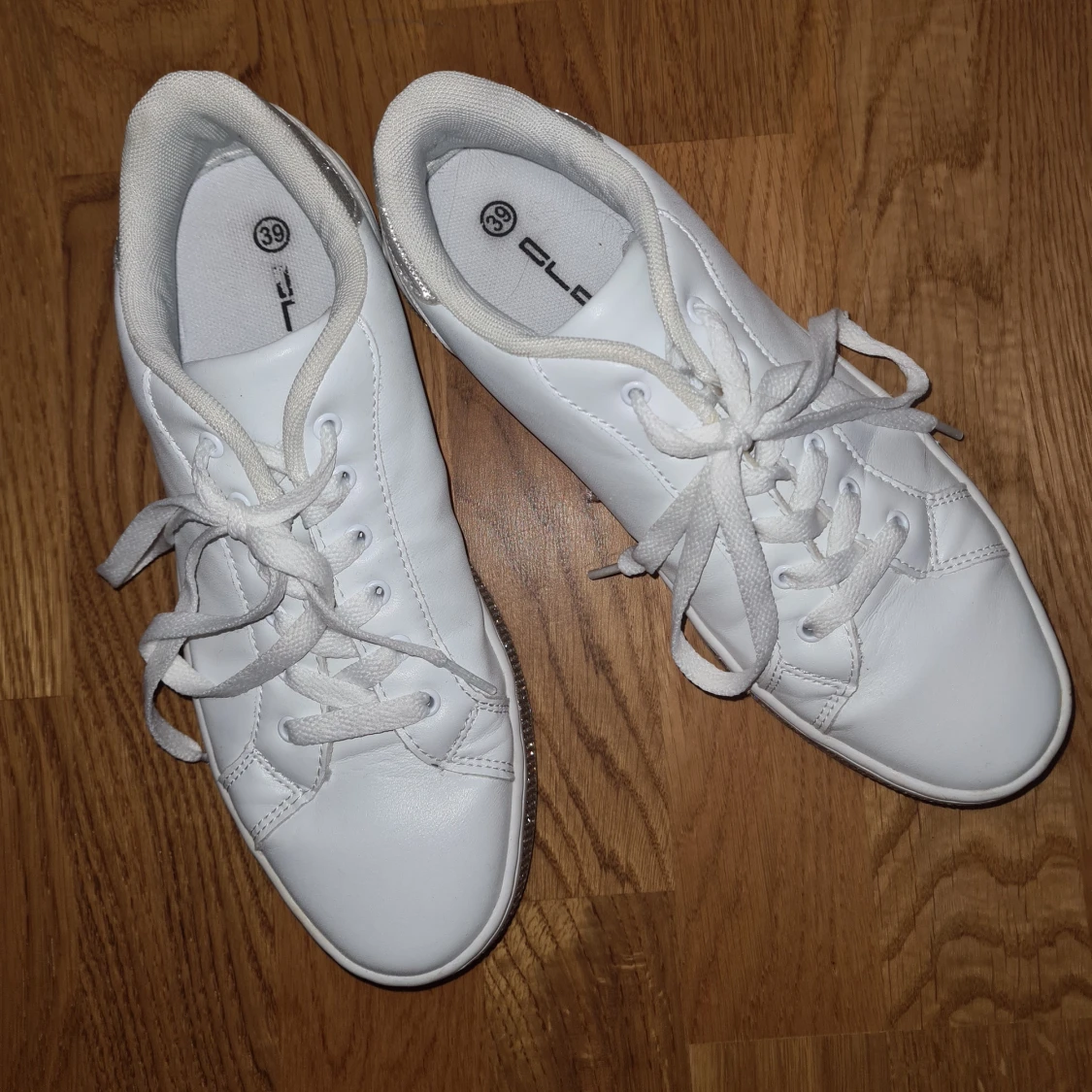 Vita glittriga snaekers - 91