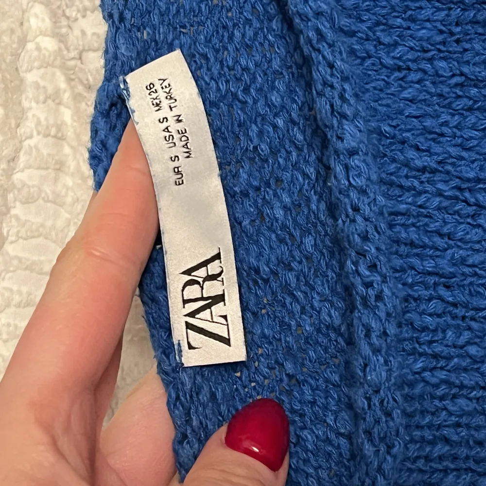 Blå stickad linne från Zara, mycket skön och fin. 100kr+frakt. Toppar.