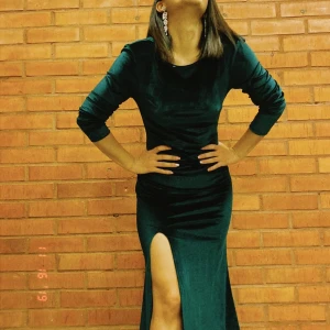 Sammet klänning  - Väldigt skön sammets klänning perfekt för balen, bröllopet eller festen. 