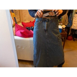 Lång jeanskjol - Lågmidjad lång jeanskjol från Brandy Melville😍 One size men skulle säga XS-S. Köpt för 800kr och endast använd en gång!