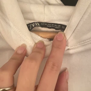 Vit basic hoodie  - En vit basic hoodie från zara som är sparsam använd. Säljer pga att den inte kommit till användning. Strl M lite oversized på mig som är en normal S på hoodie 