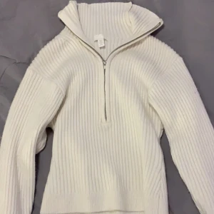 Tröja - Inte min stil och aldrig Andvänt men klippt bort lappen. Väldigt bra skick och fin och skön tröja