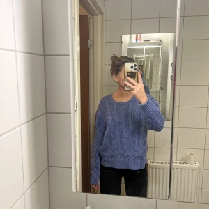 Stickad polo Ralph Lauren tröja  - Det är en stickad tröja från Polo Ralph Lauren! Som är blå/lila 💜💙Den är superfin och skön men kommer tyvärr till ingen användning. Köpte den i somras och det är toppen skick. Den är i XL men lite liten i storleken 