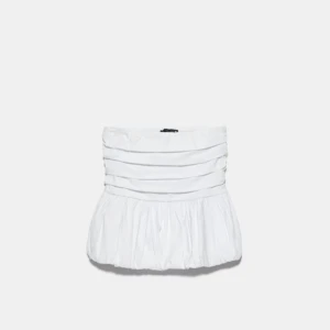 Vit bandeau topp ifrån Zara - Super gullig topp ifrån Zara! Tyvärr en liten röd fläck på framsidan. Använd 2-3 gånger. 🍷🪩🍬⭐️