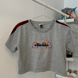 ELLESSE TRÖJA  - Ellesse cropped tröja. Knappt använt. 