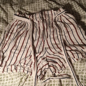 Randiga shorts  - Knyt shorts från hm, väldigt lätt och skönt tygg för ett sommarplagg, sällan använd så bra är I bra skick 