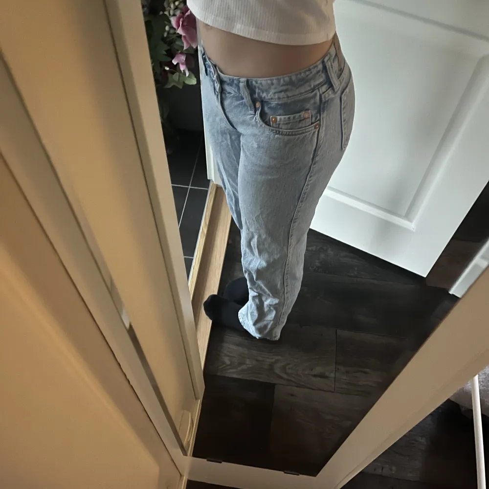 Supersnygga jeans från weekday i modellen arrow low! Sitter verkligen jättebra! Är i bra skick! Sitter bra på mig som är 168 cm!❤️ Nypris 599 kr!. Jeans & Byxor.