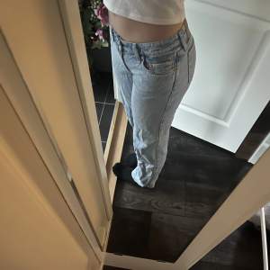 Supersnygga jeans från weekday i modellen arrow low! Sitter verkligen jättebra! Är i bra skick! Sitter bra på mig som är 168 cm!❤️ Nypris 599 kr!