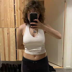 Vit topp - En jättefin vit topp! Den är delad vi nacken så den går att göra taitare om den är för stor i nacken. Den är tyvärr för stor för mig men är så fin! Har inte används så mycket så är i ganska bra skick! Skriv om ni vill se nacken eller undrar något! 💕