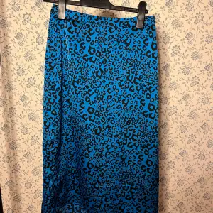 Blå leopard kjol, väldigt cool. Prislapp finns kvar