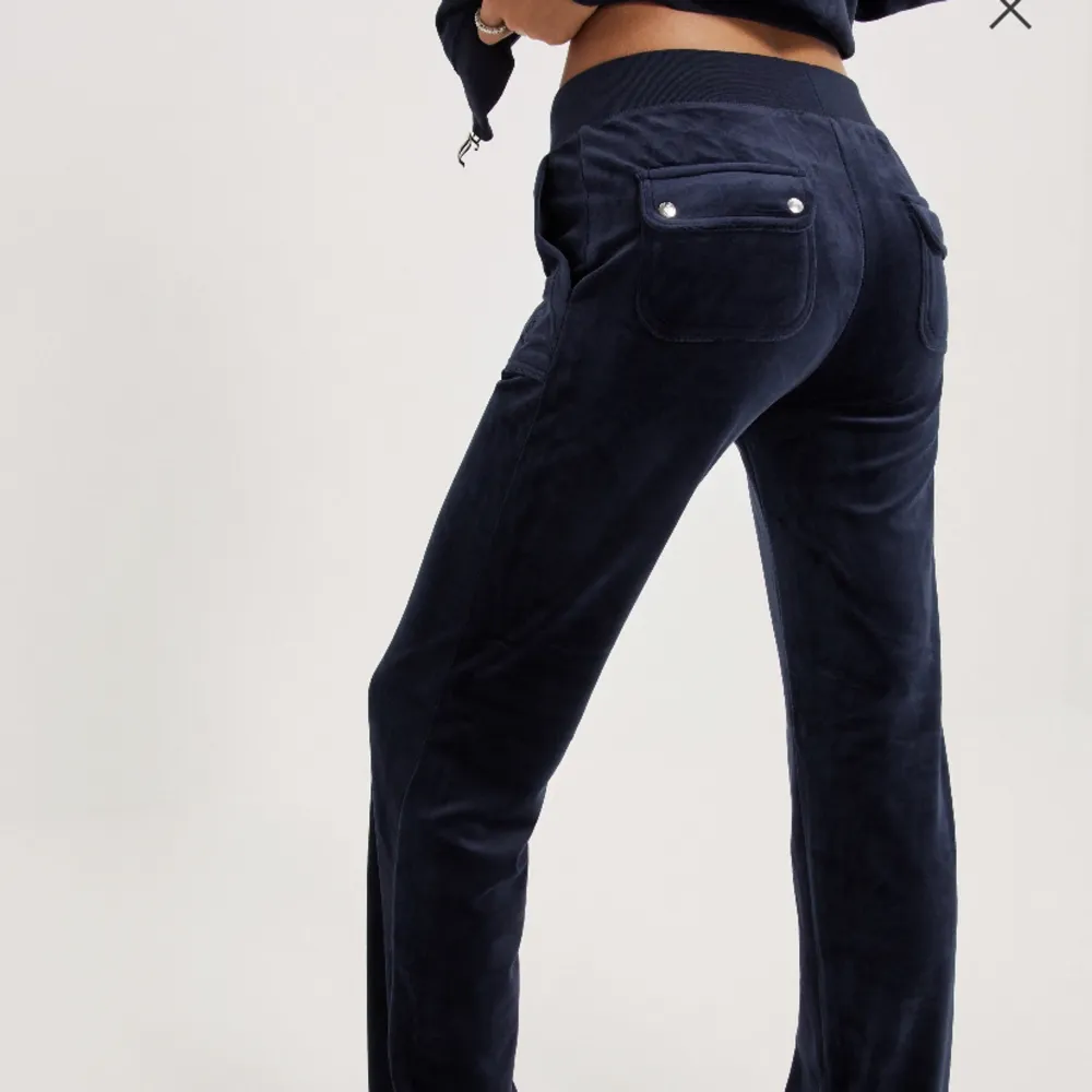 Säljer juicy byxorna i mörkblå och storlek xs, byxorna är använda skriv vid intresse❤️. Jeans & Byxor.