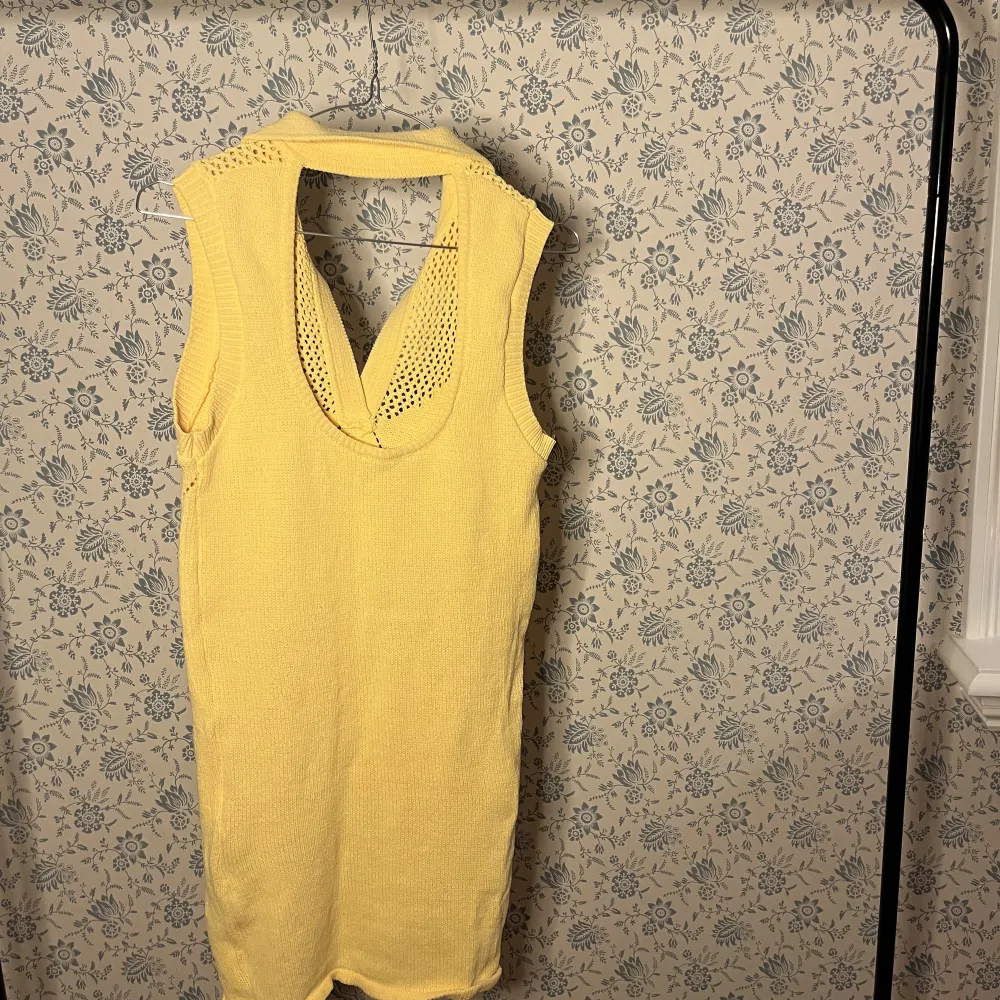 Cool gul klänning från Zara, med unika detaljer och en öppning i ryggen. Klänningar.