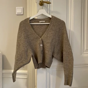 Kofta Ginatricot - Stickad kofta från Gina. Endast använd ett fåtal gånger!