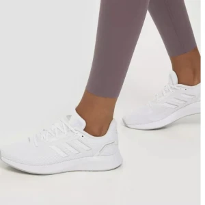 Adidas sport performance  - Stilrena vita träningsskor. I bra skick. Kan skicka privat bild om någon är intresserad. 