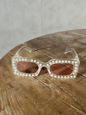 Solglassögon rosaglas med pärlor - Guccikopior med roda glas och pärlkant