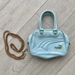 Väska - Säljer en vintage puma väska. Man kan sätta på en kedja om man vill:) köpare står för frakt🥰