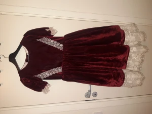 Festlig röd klänning med strl 12-14y - En festlig klänning för barn som är helt ny, den har inte vart så användbar. Flickor som är exempelvis 12-14 år och är väldigt smala kan denna klänning komma på de. Klänningen används gärna till fester o,s,v. 