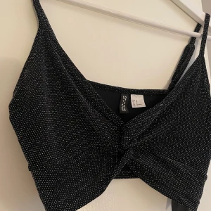 Glittrigt set  - Topp och matchande byxa i stretchigt material  Topp stl M  Byxa stl S 