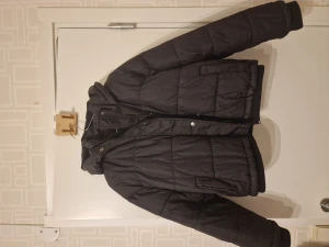 Svart jacka  - Svart jacka från Shein. Köpt förra året för 450sek. Använd endast fåtal gånger. I väldigt bra kik.