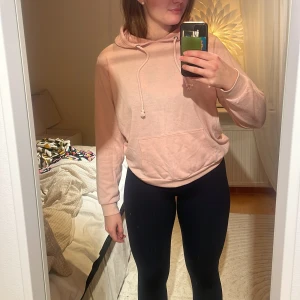 Bikbok hoodie  - Ljusrosa hoodie från bikbok. Den är i användt skick, men hel och fläckfri. Hör av dig vid frågor💕
