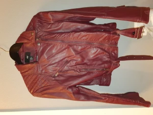 Bikerjacka - Vinröd bikerjacka i skinnimitation säljes. Str 40