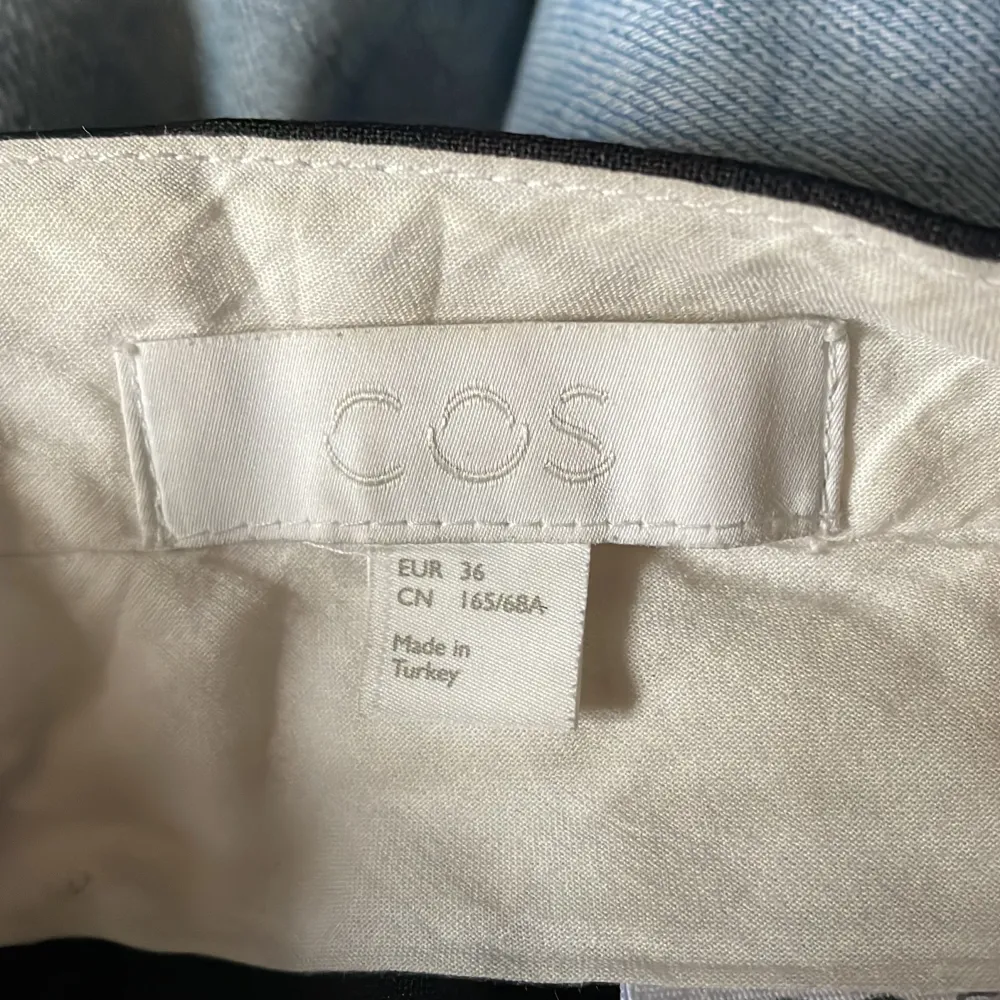 Säljer superfina lågmidjade kostymbyxor från COS i storlek 36, material: 96% ull 4% elastan 🖤jättebra kvalitet! (Obs lite kortare modell) passar även storlek 34 om man gillar dem lite större i midjan och därav lite mer lågmidjade . Jeans & Byxor.