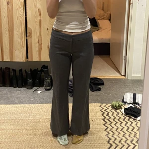 Kostymbyxor  - Jättefina kostymbyxor! Kommer inte till användning så ofta för mig, men de är så otroligt snygga! De är lite knottriga, knappt använt de sen jag köpte dem från sellpy.  Funkar till fina tillfällen och till vardags! Ett måste i garderoben!🥰🤩 Jag är 163 cm 