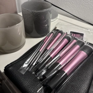 Sminkborstar med necessär  - Säljer detta helt nya sminkborstsetet💗 helt nytt då jag fick det i julklapp. 8 st borstar + necessär!!!