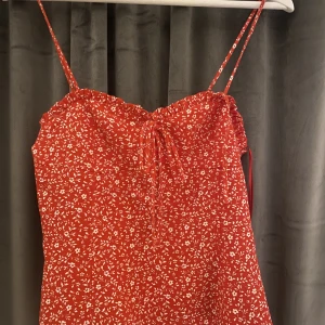 Topp från Zara - Säljer min super söta topp från Zara! Aldrig andvänd.