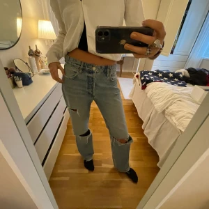 Zarajeans med hål - Snygga lowrise jeans från Zara! Toppenskick! Passar 165cm-175cm långa! (Kommer lägga upp mer plagg idag, så kolla in min profil!!)❤️❤️