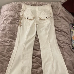 y2k byxor🤍📀 - y2k byxor med paljett detaljer på bakfickorna, framsidan av låret och vid foten. midjemått 76🫧🫧🫧