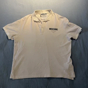 Moschino Piké - Nypris 1500kr, och är i nyskick. Lite för liten för mig så därför säljer jag denna kvalitativa Piké för 699kr. Köpt på Johnells i Norrköping år 2022.