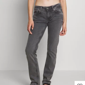 Pepe Jeans - Säljer dessa pepe jeans då jag ej får någon användning av dom💘 köpta för nästan ett år sen men har ej använts ofta. Nypris 949kr
