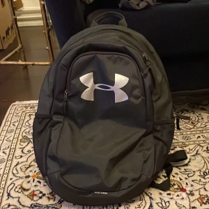 Ryggsäck  - Skön ryggsäck i märket under armour som har tre fack. Köpt för 350, säljer för 80kr
