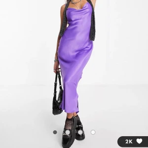 Lila klänning - I ny skick, alltså aldrig använd. Passar till fest men även bal. Är i storlek M men passar nog oxå storlek S💜