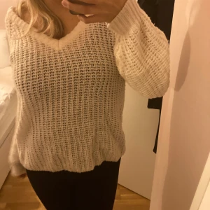 Fin stickad tröja nu till hösten .  - Bra skick 